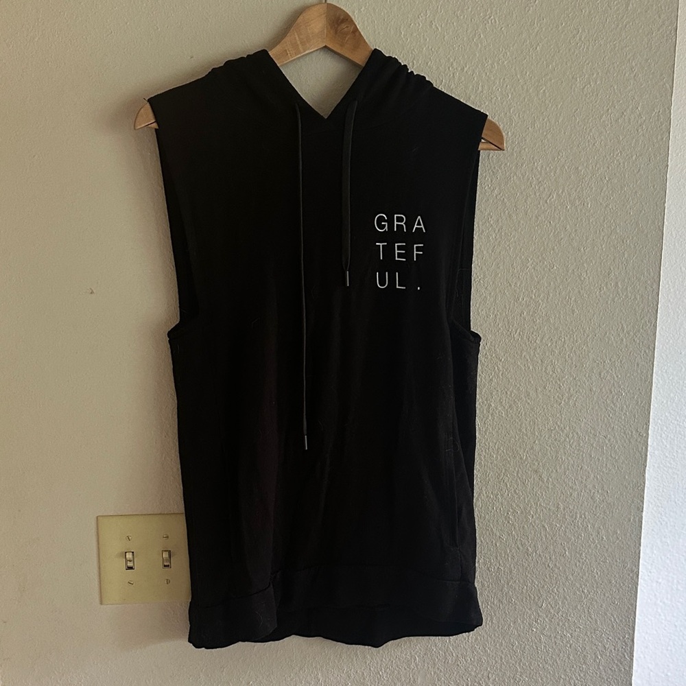 Good hyouman Black Sleeveless Hoodie with 'GRATEFUL' Print